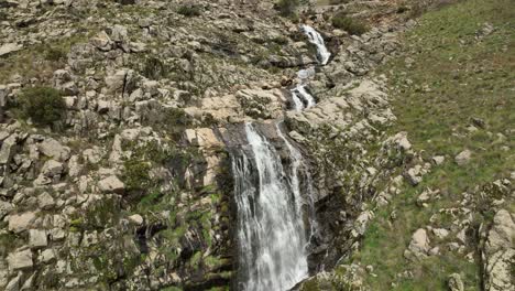 preciosa cascada en el valle del jerte, españa