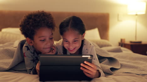 niños, viendo y video en la tableta en la cama