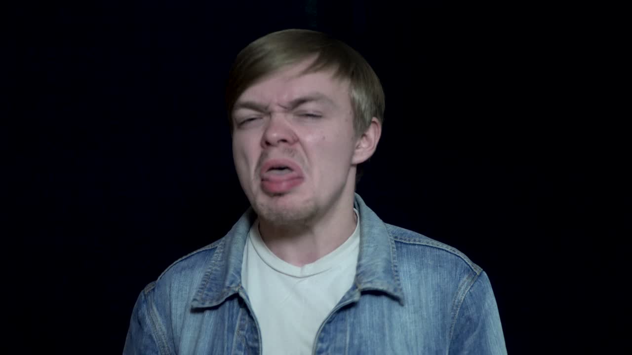 혐오스러운 얼굴을 하는 남자