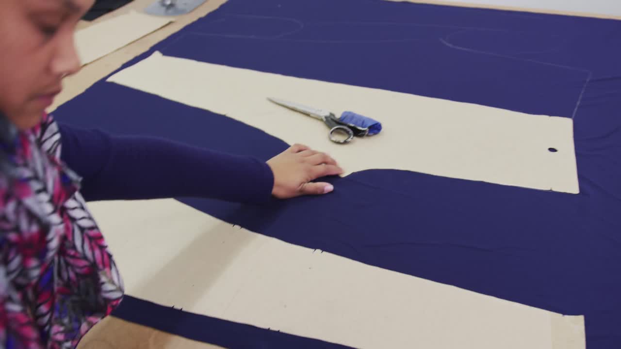 mujer de raza mixta trabajando en una fábrica