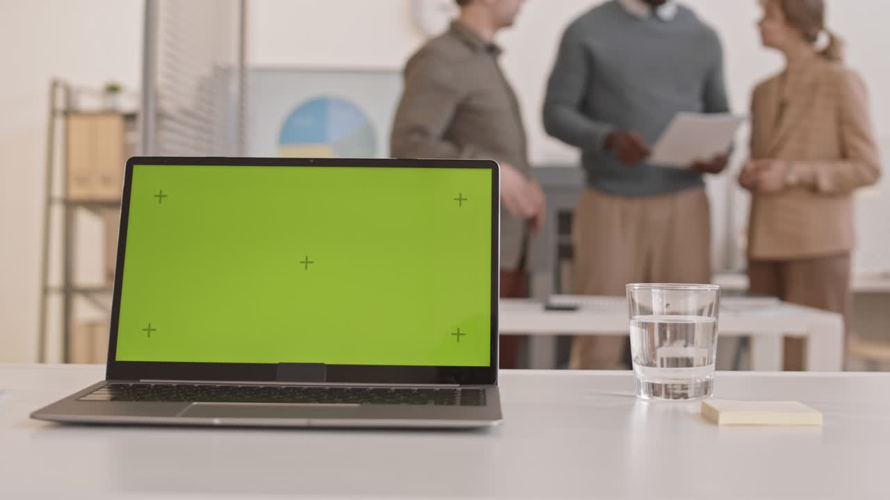 computadora con chromakey en una oficina ocupada