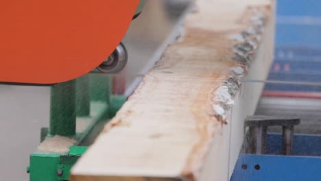 Work-of-the-sawmill-in-close-up.-Process-of-machining-logs-in-equipment-sawmill-machine-saw-saws-the-tree-trunk-on-the-plank-boards.