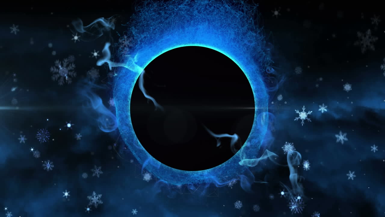 animación de copos de nieve blancos de navidad cayendo en el cielo nocturno sobre el eclipse lunar con halo azul.