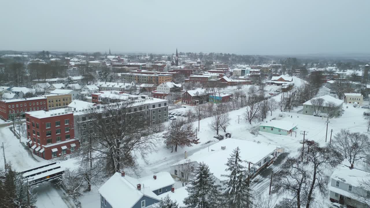 뉴잉글랜드의 눈 인 작은 마을의 공중 전망