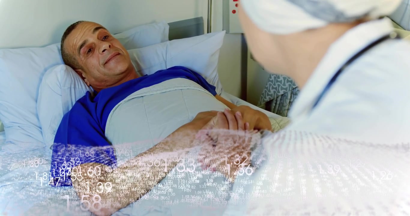 Cuidadora segurando as mãos do paciente, exibindo uma sobreposição de dados vitais e oferecendo tranquilidade.