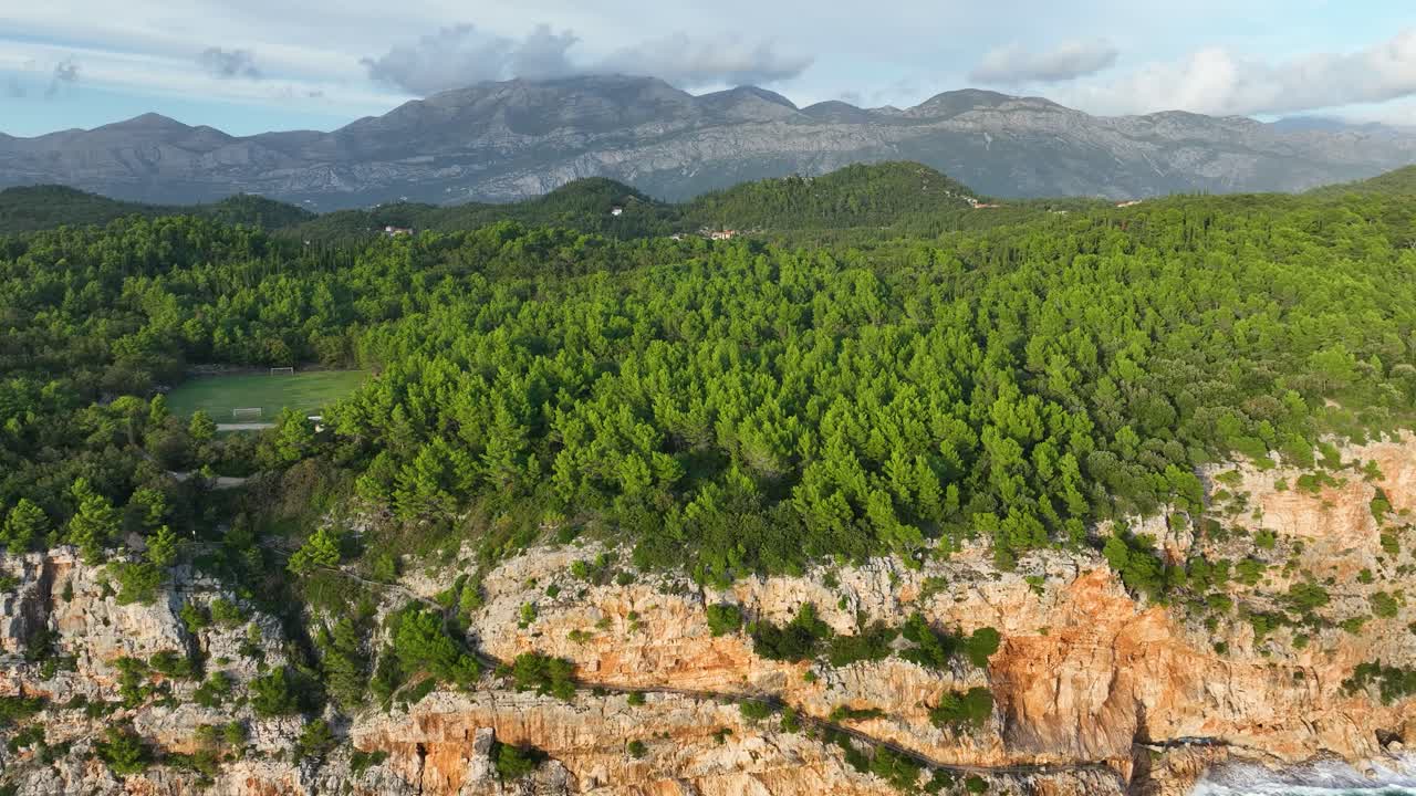 Scogliere costiere e vista montagna, paesaggio aereo
