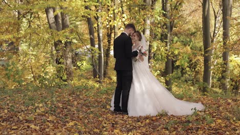 Frischvermählte.-Kaukasischer-Bräutigam-Mit-Braut-Im-Park.-Hochzeitspaar.-Glückliche-Familie