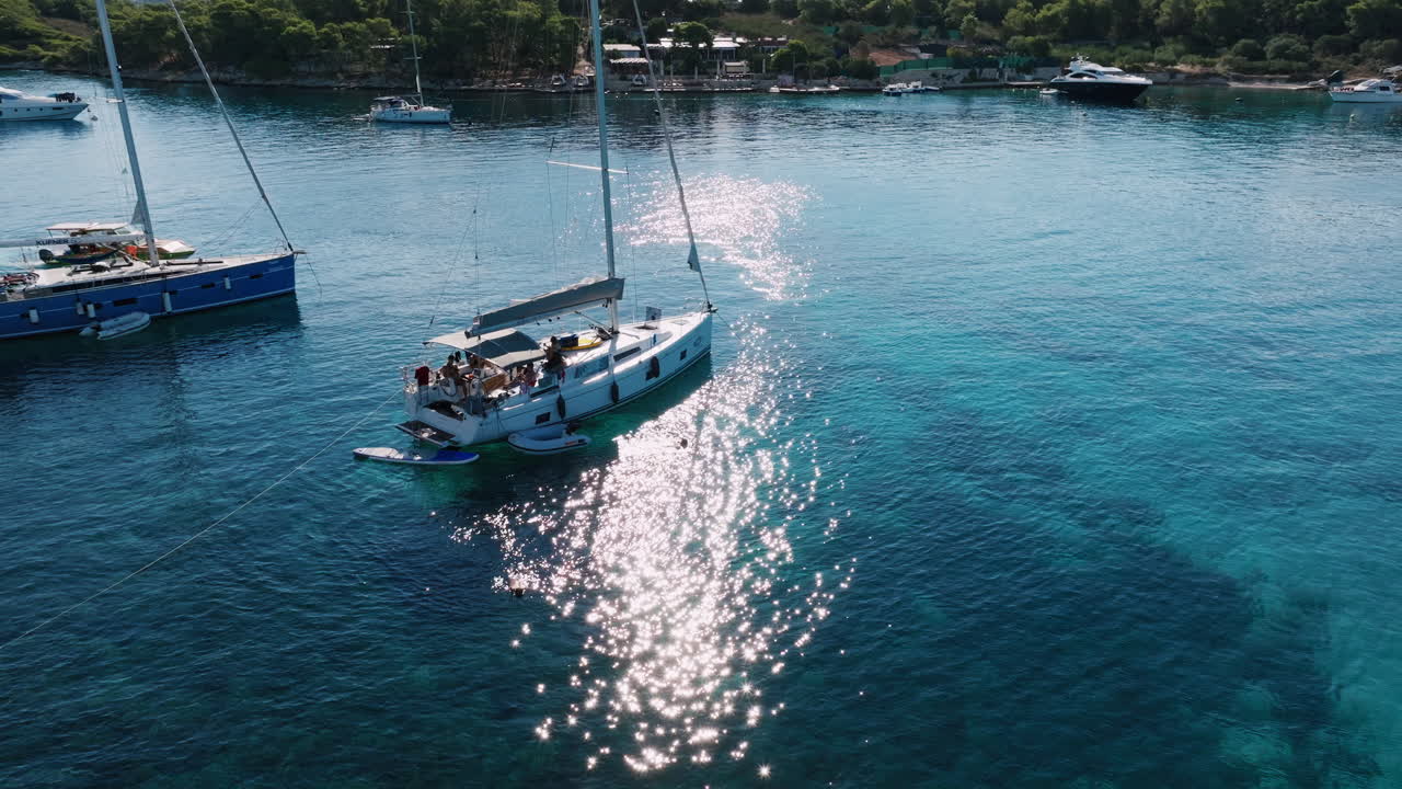 un yate de vela en una hermosa bahía