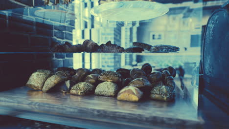 pan fresco en los estantes de la panadería