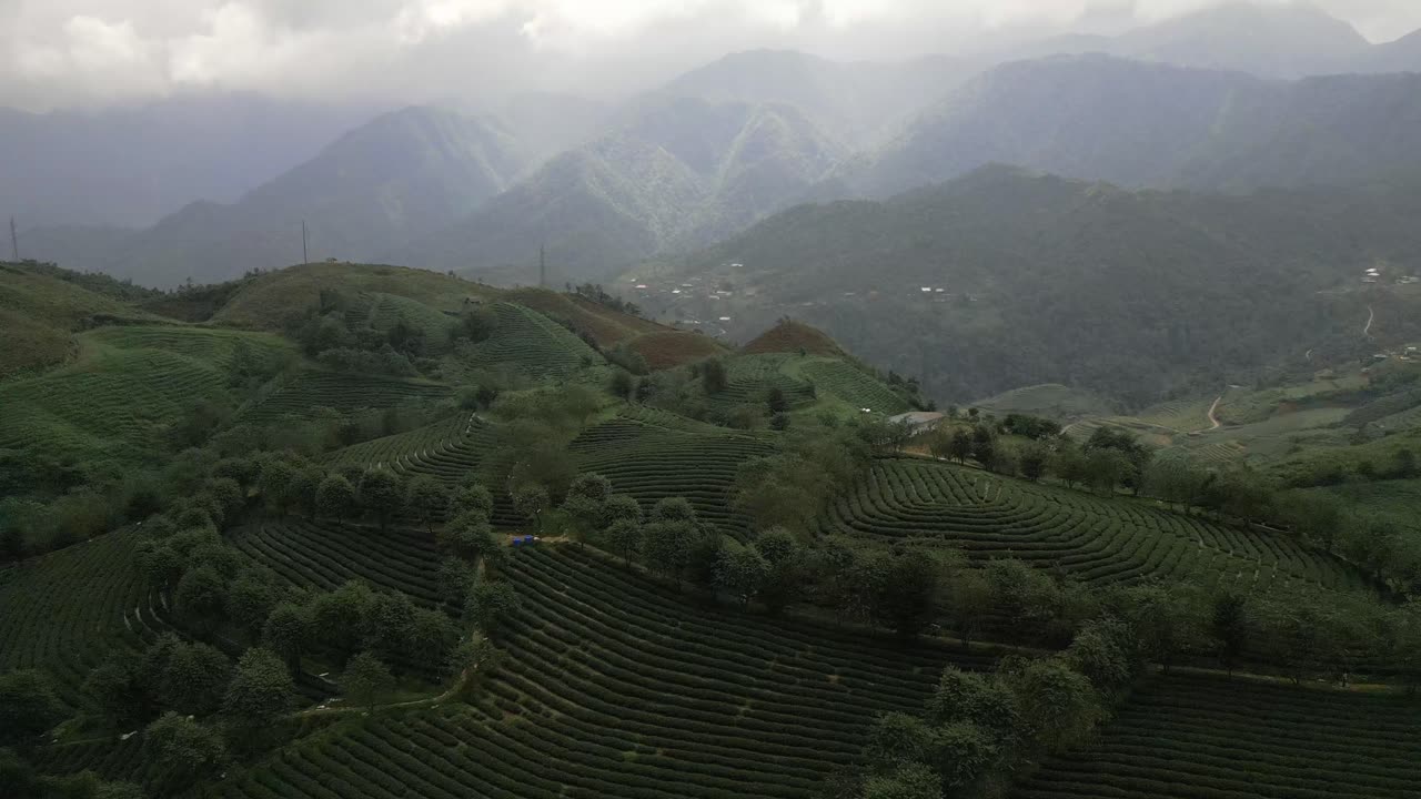hermosa toma aérea de la naturaleza y exuberantes montañas verdes en el sudeste asiático en un día mágicamente nublado
