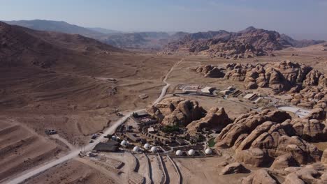 vista aérea del campamento beduino en el desierto de jordania entre rocas