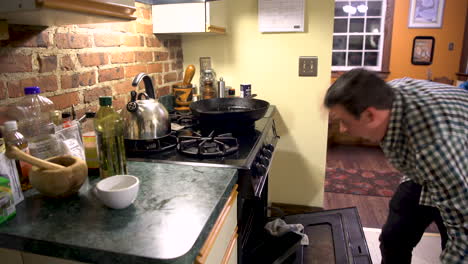 hombre estúpido hace un trabajo terrible tratando de hornear, quemándose
