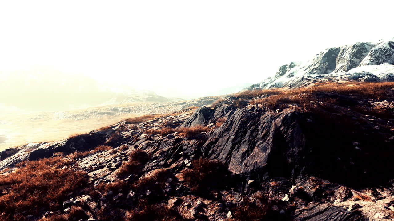 hermosa vista panorámica del atardecer en la cordillera y la hierba amarilla seca en el frente
