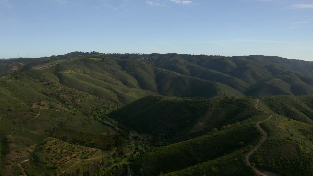 hermosas montañas verdes en el algarve