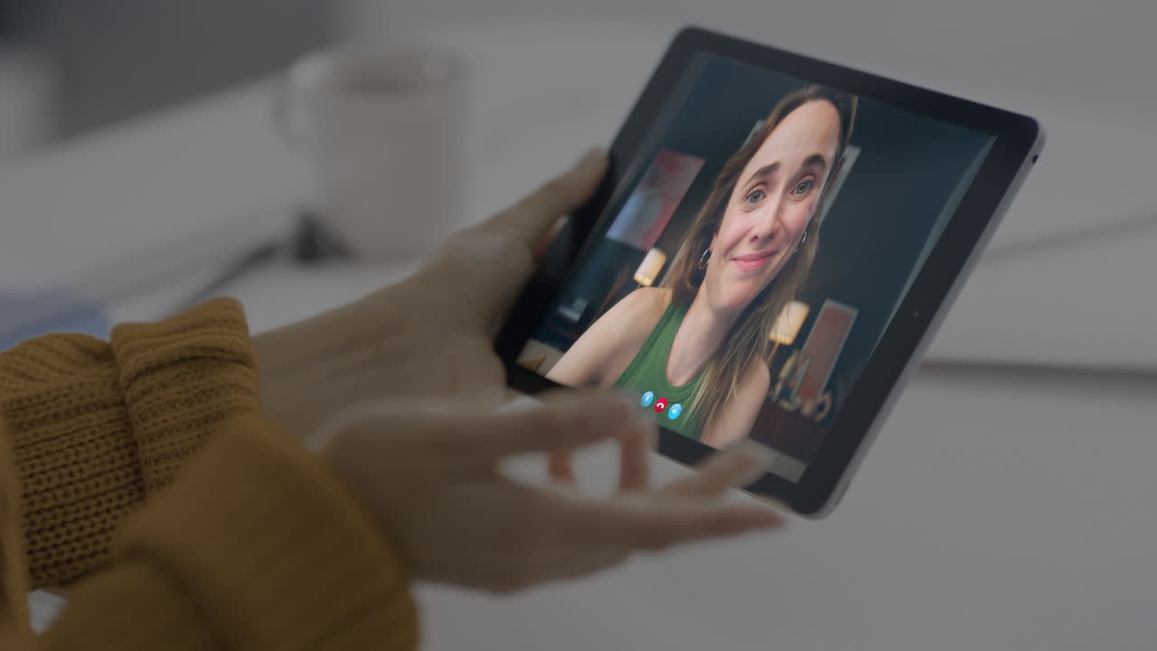 Donna in videochiamata che usa un tablet