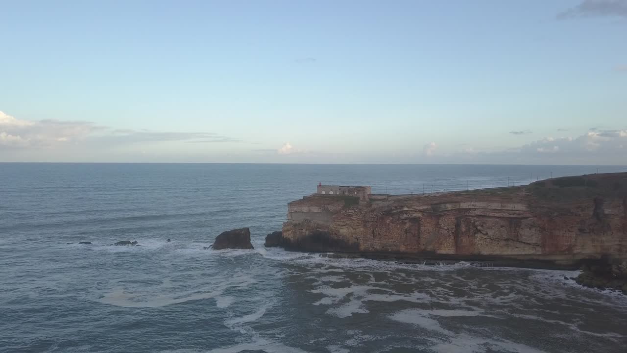 un lugar icónico en la costa atlántica, la meca del surf de grandes olas. vista del faro de nazare en el cañón norte de la zona, lugar con las olas más grandes de europa, nazare, portugal
