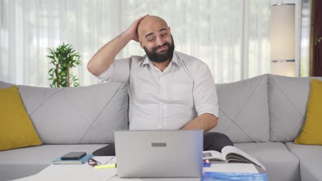 el hombre de la oficina en casa está disgustado.
