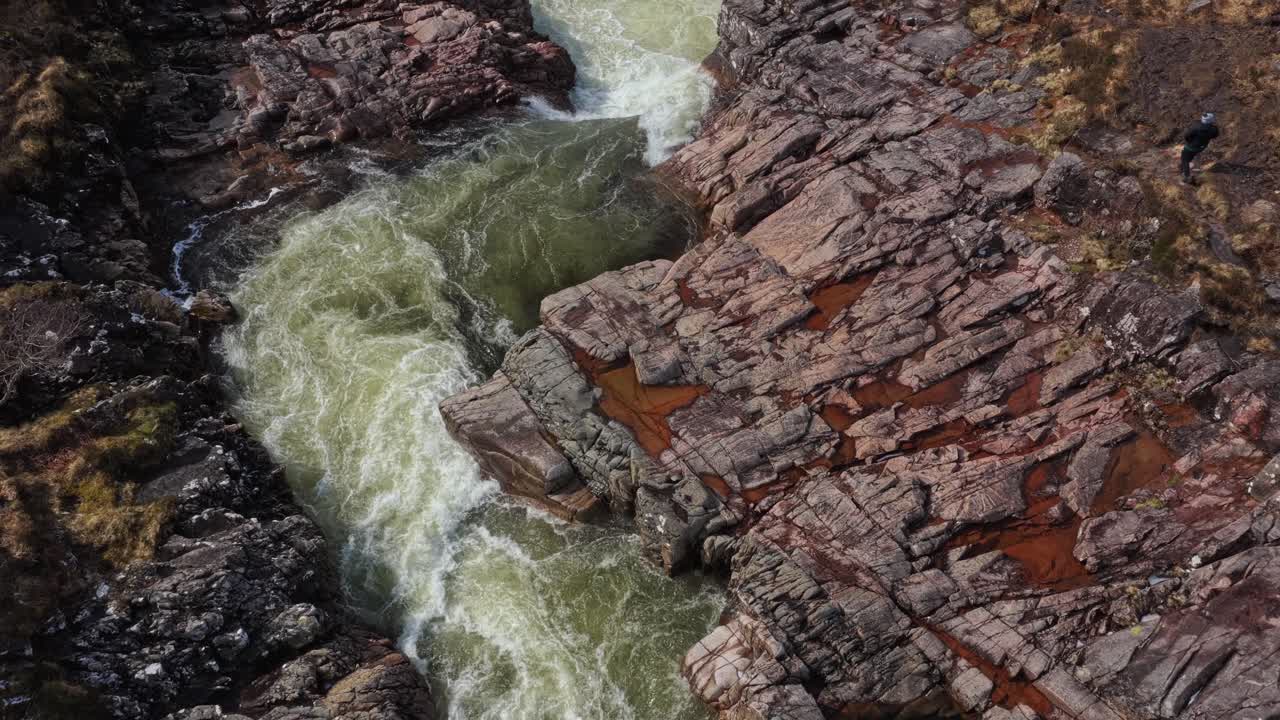 Il potente fiume Etive che scorre attraverso il canyon roccioso di Glencoe