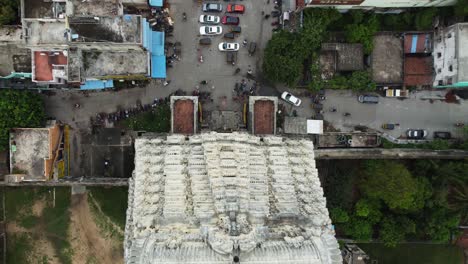 Vista-Superior-De-La-Torre-Del-Templo-Hindú-Y-La-Calle-Suburbana