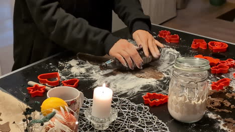 chef preparando masa de galletas casera para la temporada festiva de navidad