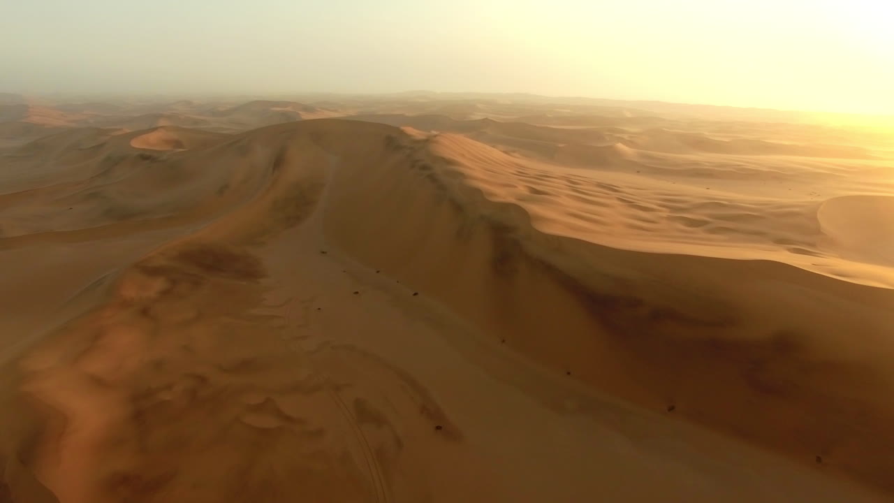 Ammirando la vastità del deserto della Namibia.