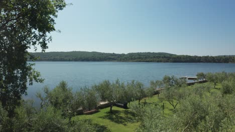 Luftaufnahme-Einer-Kleinen-Lagune-In-Der-Nähe-Von-Kap-Kamenjak,-Kroatien