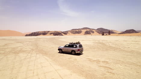 알제리 드자넷 의 건조 한 풍경 에서 4x4 사파리 를 운전 하는 것