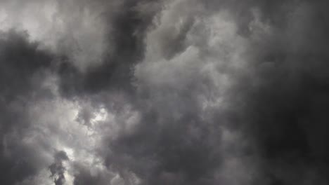 tormenta eléctrica con rayos en nubes grises