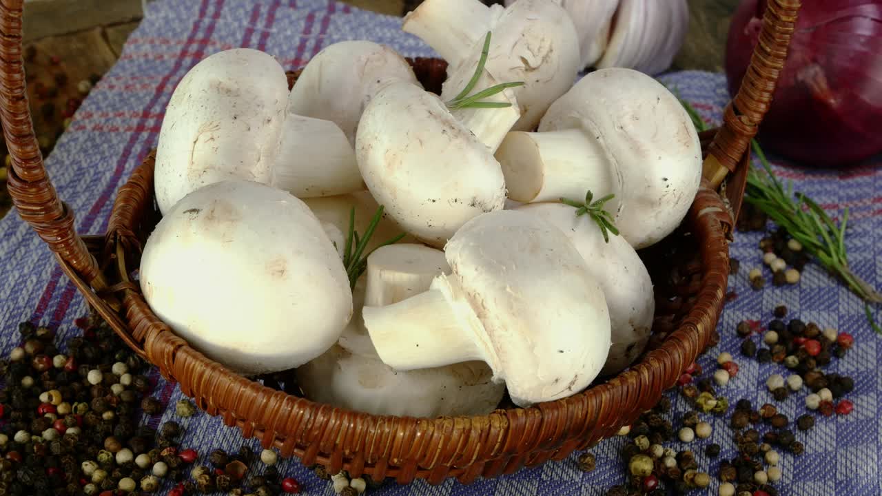 la canasta con setas comestibles crudas gira en círculo.