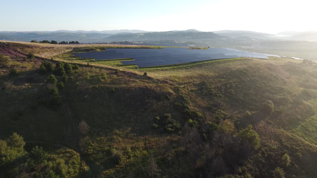 paneles solares aéreos al amanecer con horizonte de paisaje abierto