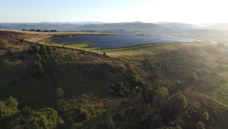 Sonnenkollektorenantenne-Bei-Sonnenaufgang-Mit-Offenem-Landschaftshorizont