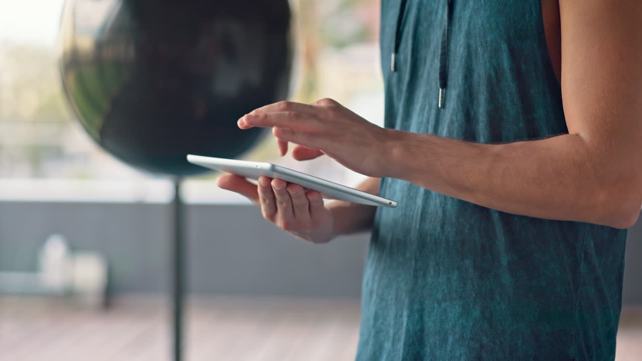 gimnasio, salud y hombre con tableta en aplicación de fitness