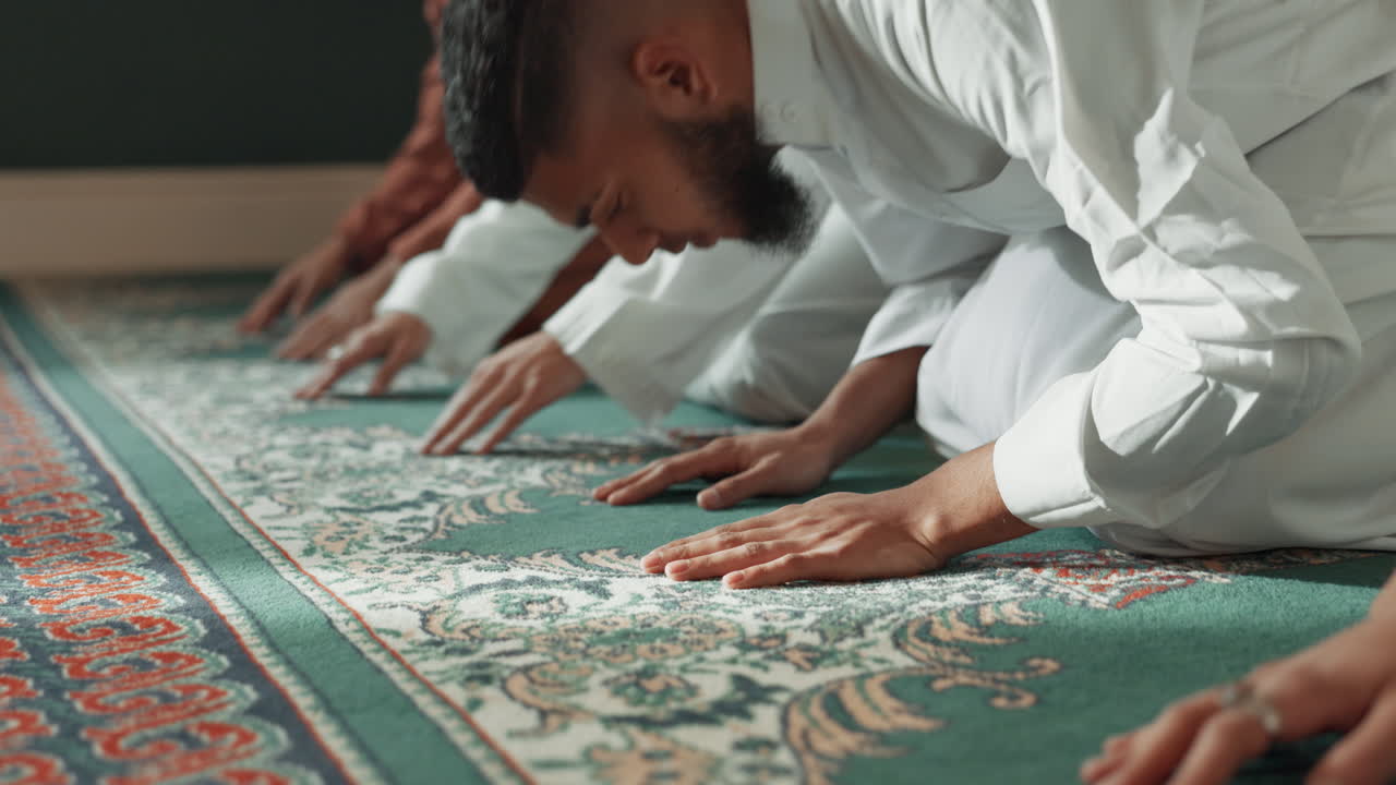 이슬람교, 기도하고 영적인 위해 모스크에 남성