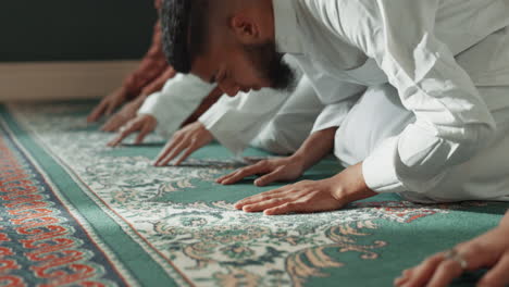 islámico, orando y hombres en una mezquita para espiritual