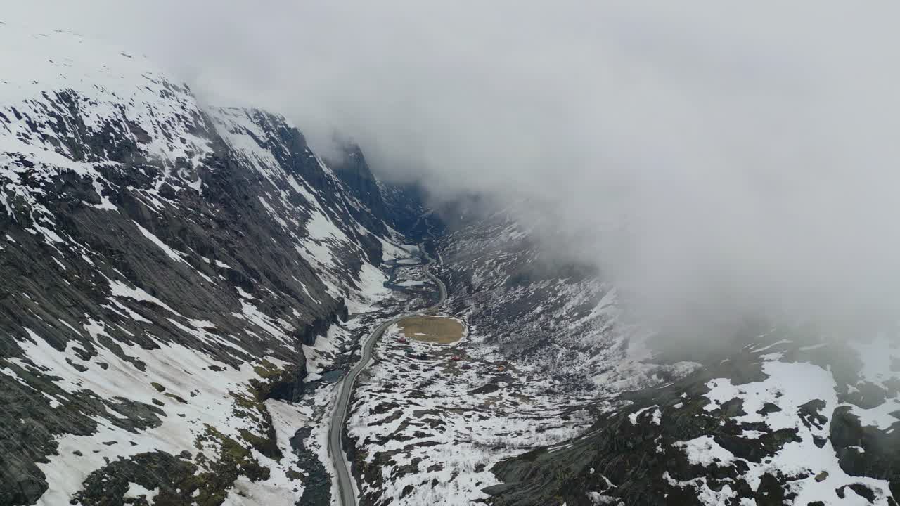 구름 아래의 계곡에서 단 하나의 도로의 무서운 드론