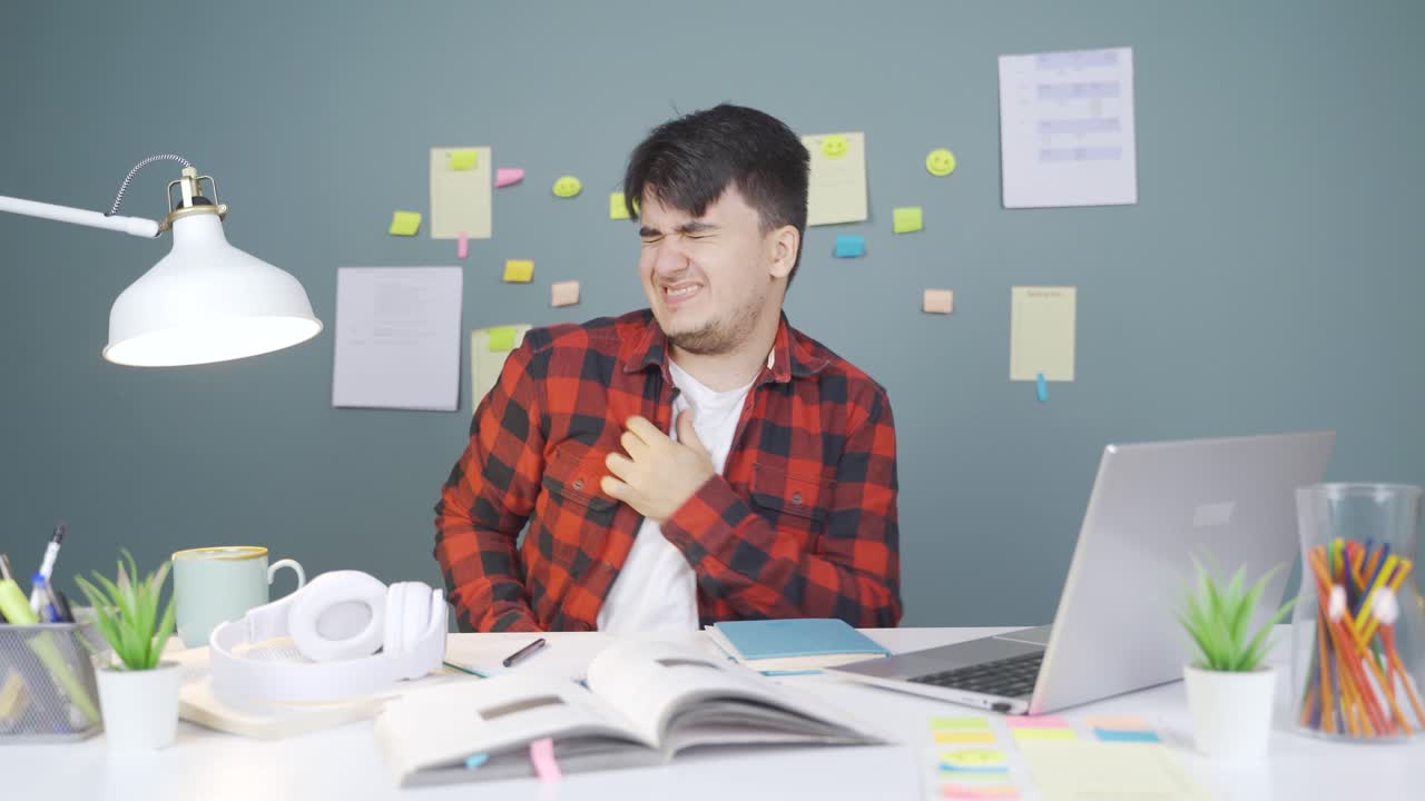 el cuerpo del estudiante masculino con alergias tiene picazón.