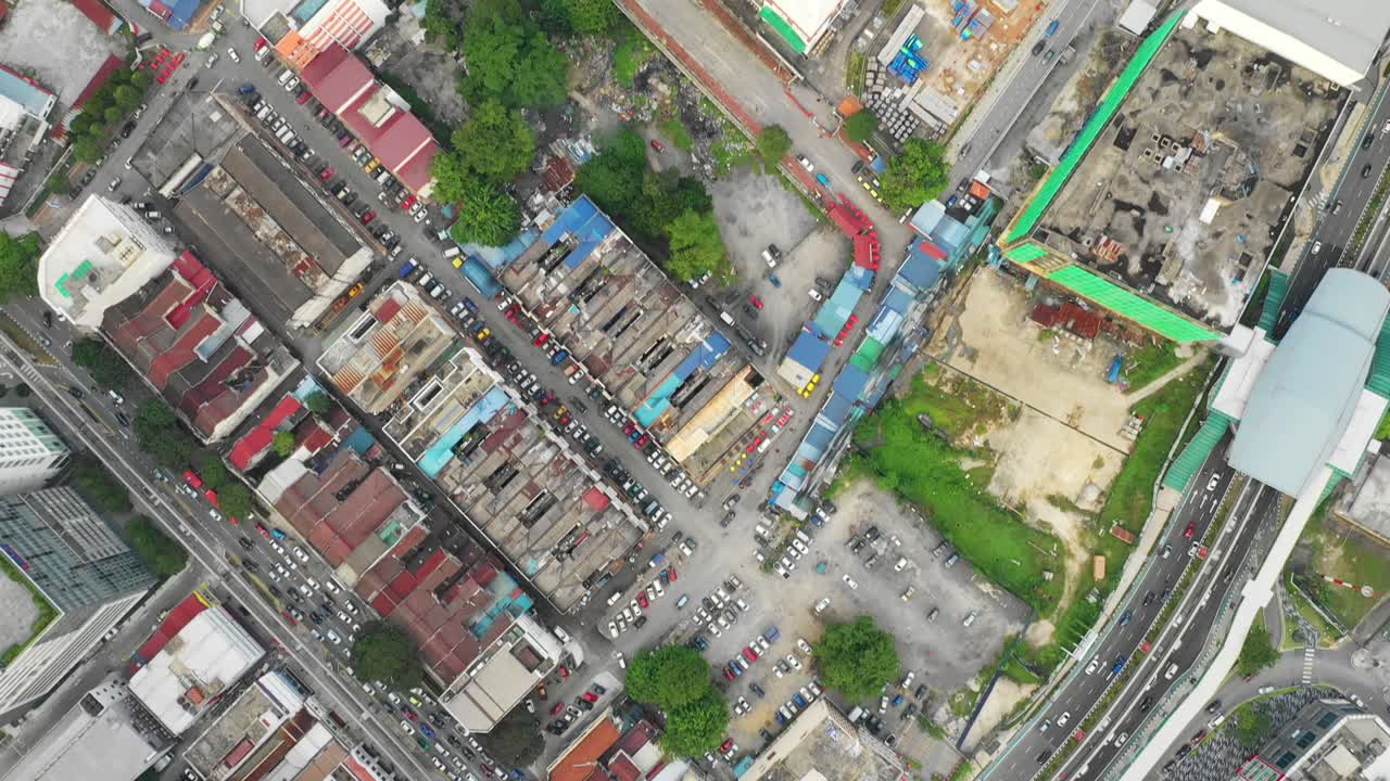 쿠알라 푸르 시내에서 해가 지는 시간, 교통 시간, 거리, 공중 상단에서 아래로 파노라마, 4k 말레이시아