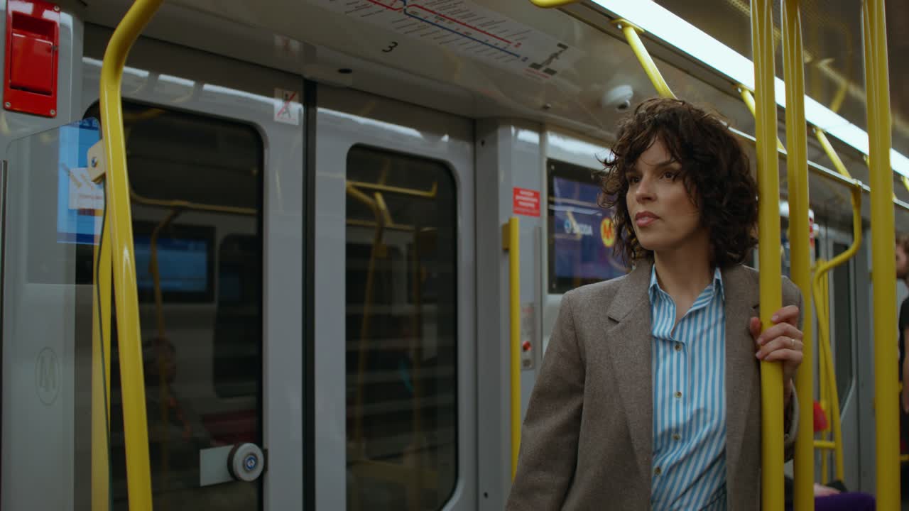 지하철에 있는 여자