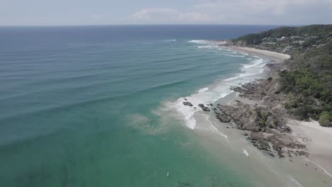 Costa-Idílica-En-La-Playa-De-Clarkes-En-Nueva-Gales-Del-Sur,-Australia---Toma-Aérea