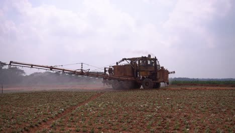 tratamiento agrícola de asia de plaguicidas insecticidas para plantaciones agrícolas terrestres con máquina pulverizadora conectada al tractor
