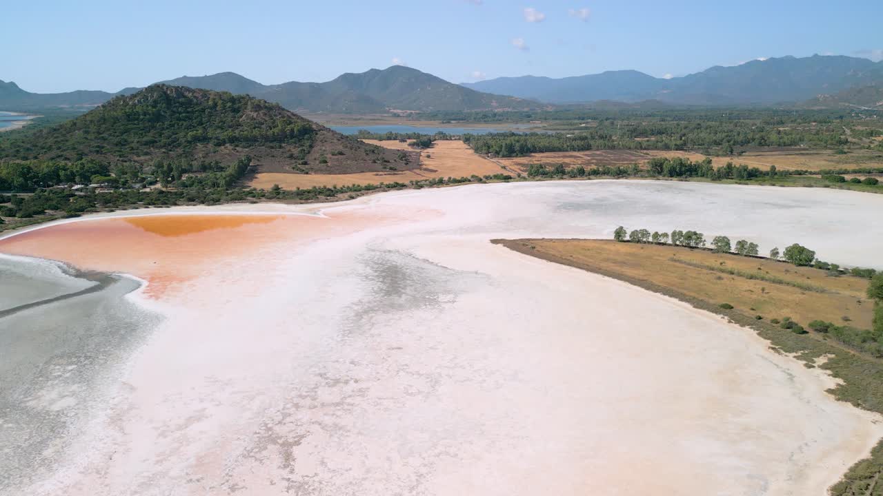 Spektakuläre Landschaft einer trockenen Salzwüste auf der Insel Sardinien, Italien