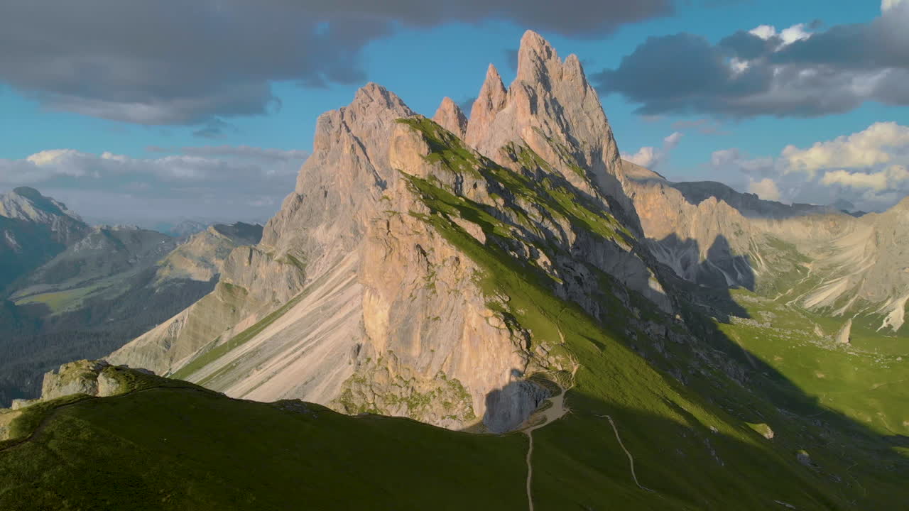 Maestosa vetta vibrante dell'Alto Adige, con pendii di pascoli montani verdi e rurali. Vista aerea.