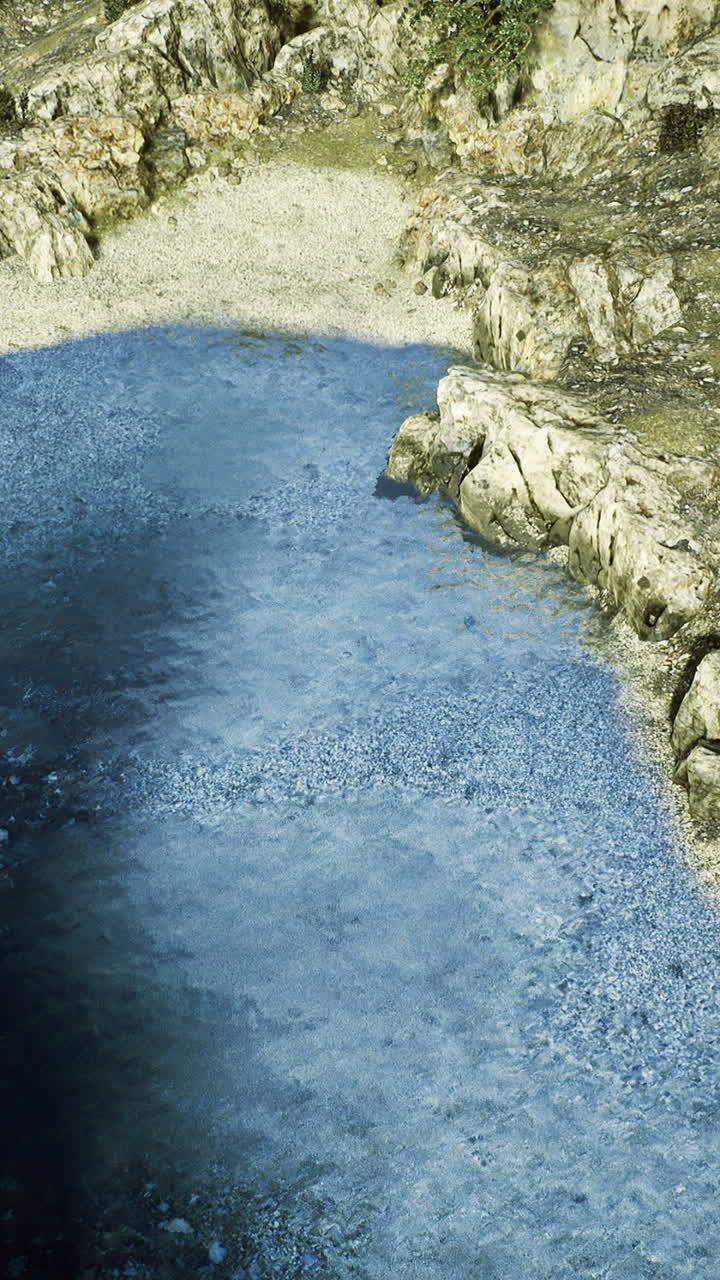 Bacino blu enigmatico circondato da rocce frastagliate e rive sabbiose