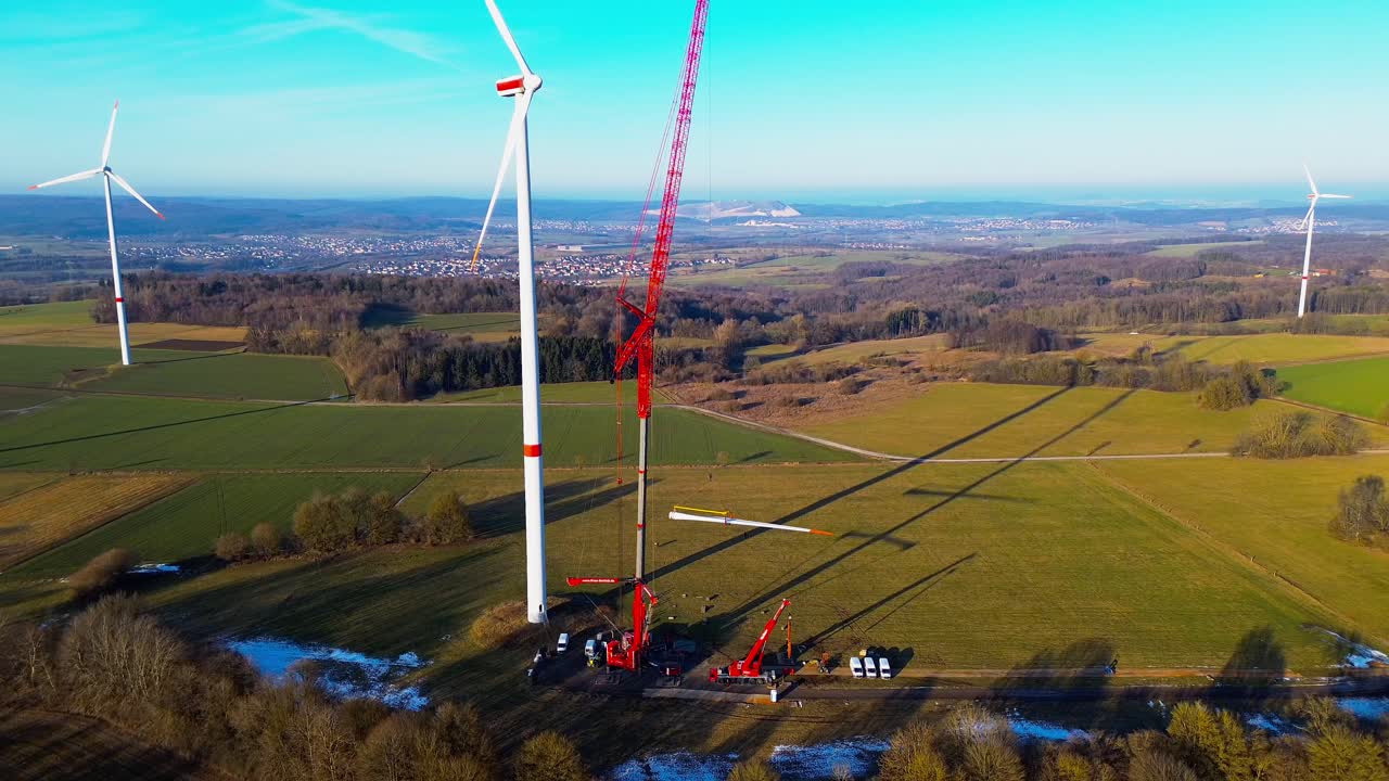 Vista aerea dell'installazione di una turbina eolica con gru in una zona rurale agricola in Germania