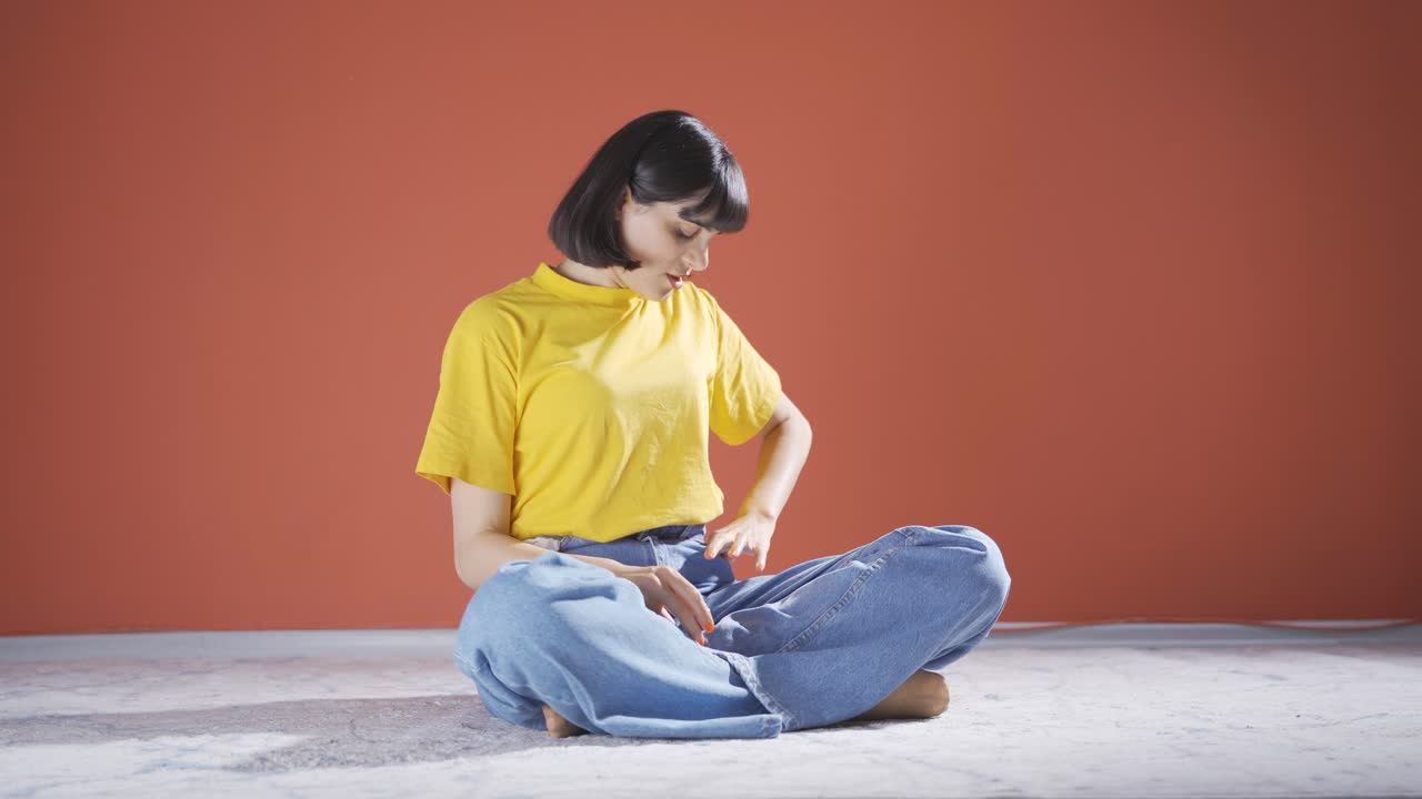 불행한 여성이 가난하게 살고 있습니다.