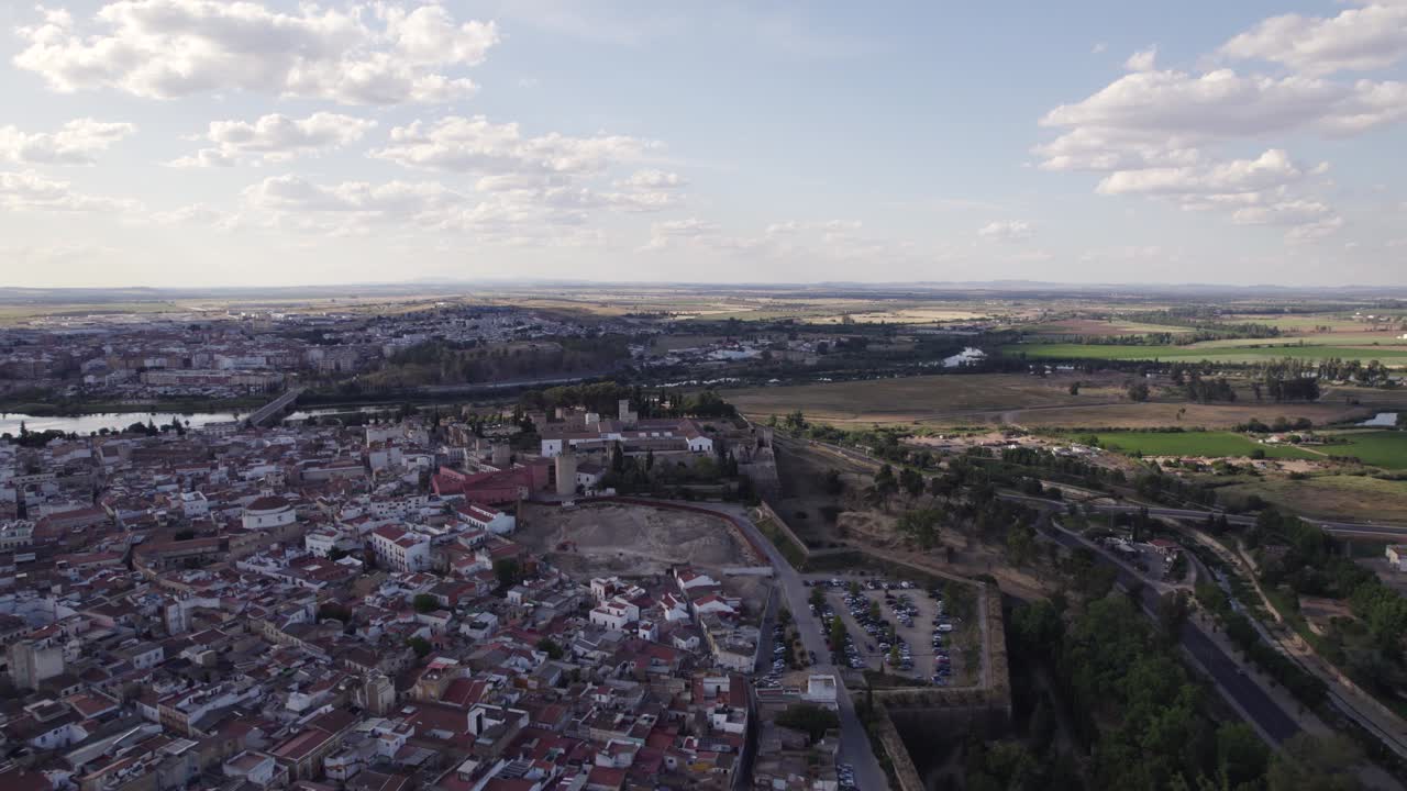 Sorvolo con drone del paesaggio urbano di Badajoz verso l'antica fortezza dell'Alcazaba, Spagna