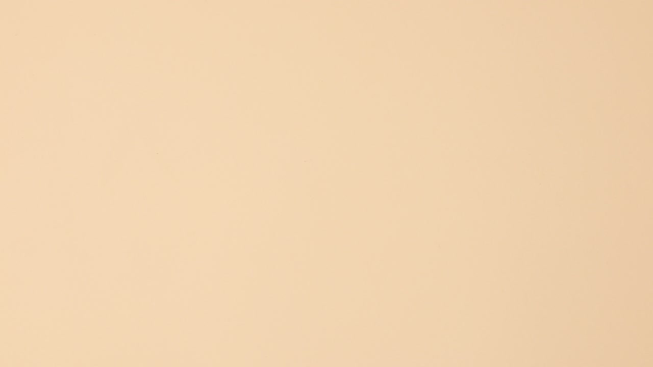 las pulsas de uñas y las herramientas de manicura aparecen en el lado izquierdo del fondo beige.