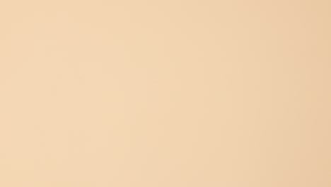 las pulsas de uñas y las herramientas de manicura aparecen en el lado izquierdo del fondo beige.