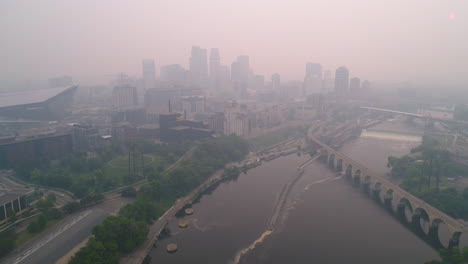 Flug-über-Den-Mississippi-River-Und-Die-Innenstadt-Von-Minneapolis,-Eingehüllt-In-Verheerenden-Rauch