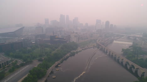 Volando-Sobre-El-Río-Mississippi-Y-El-Centro-De-Minneapolis-Envuelto-En-Humo-De-Incendios-Forestales